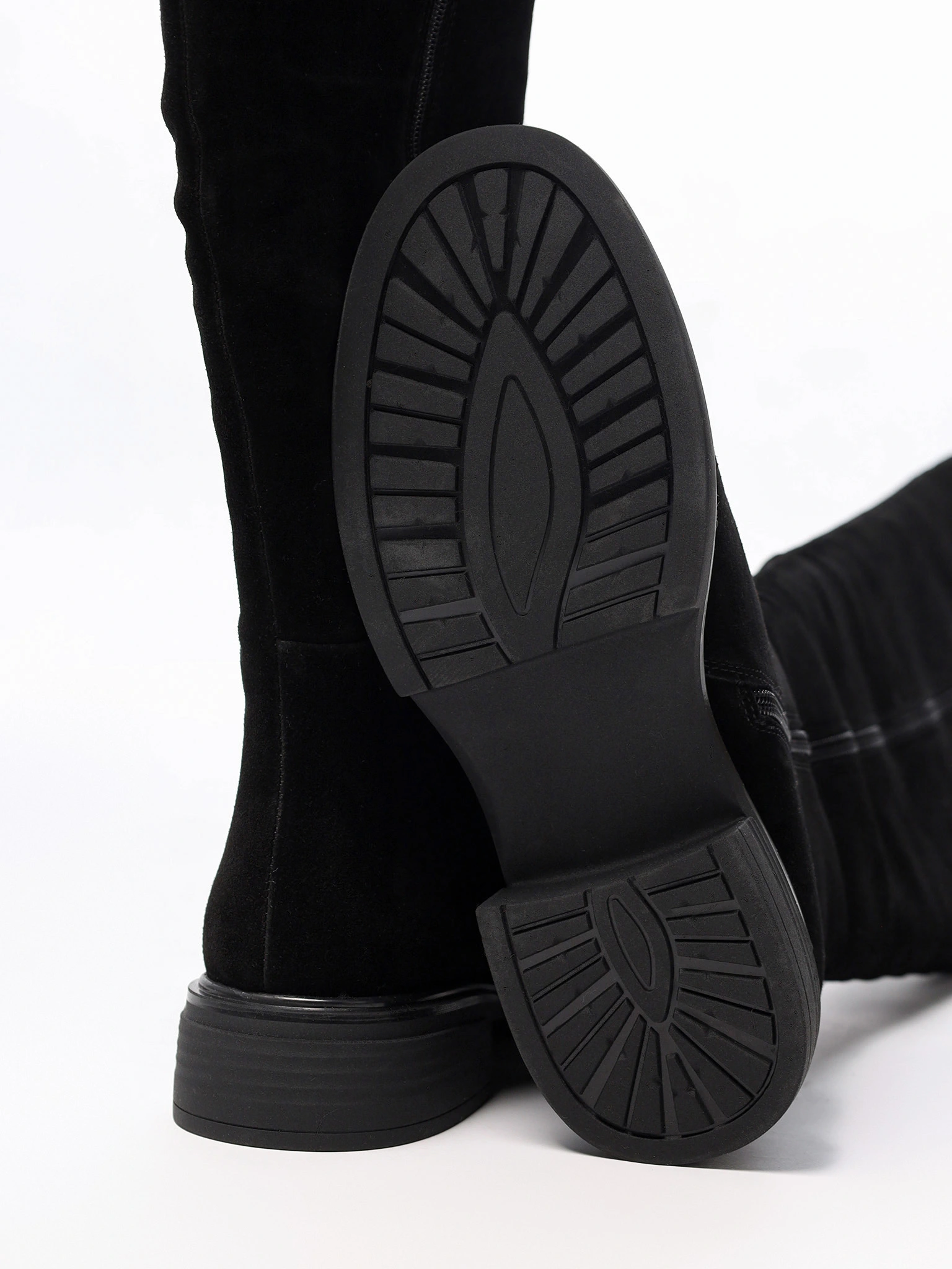 Сапоги черного цвета из натуральной замши на среднем широком каблуке